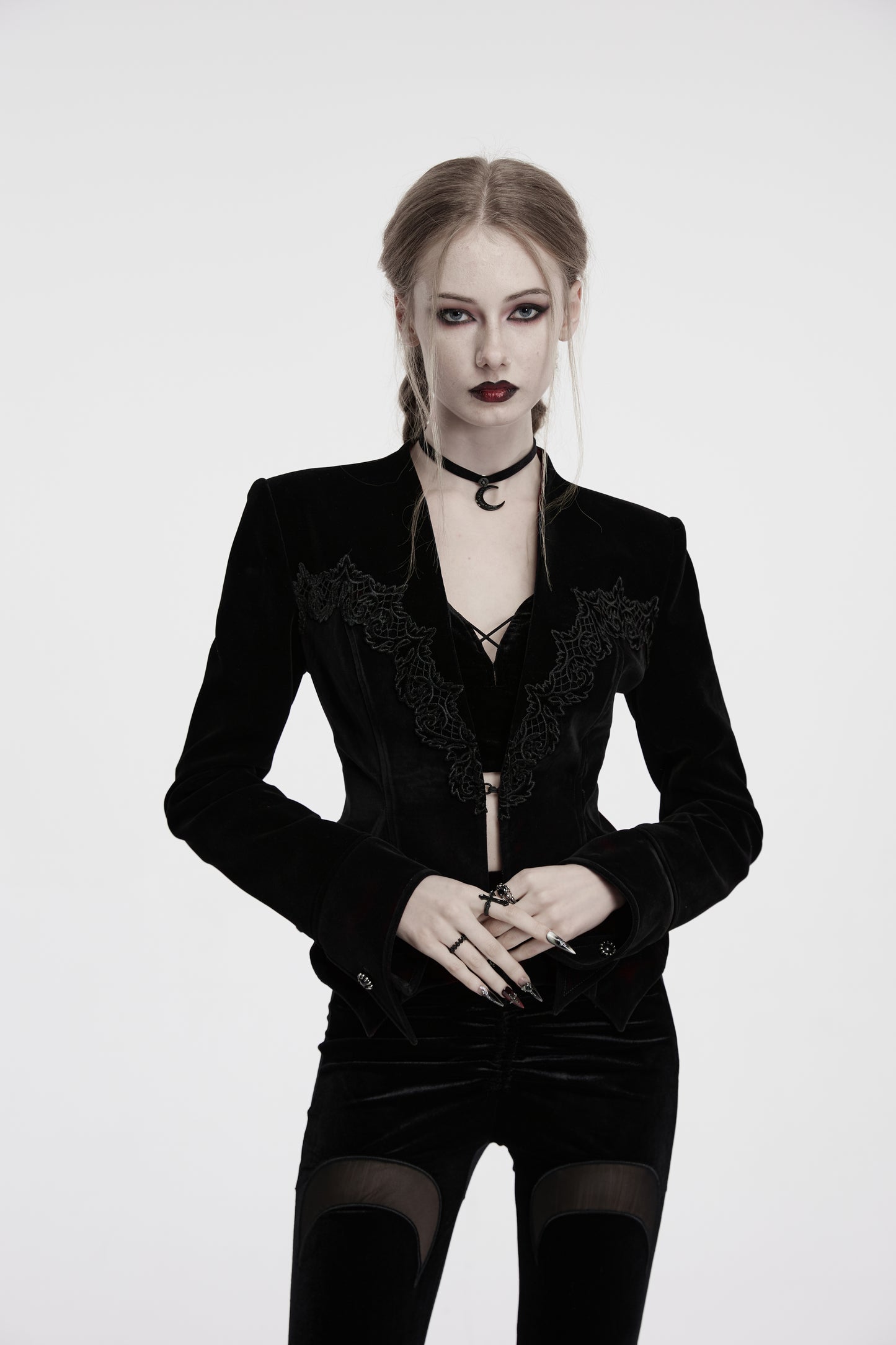 Figurbetonte, elegante Kurzjacke LORELEI NOIR JACKET aus schwarzem Samt von Punk Rave