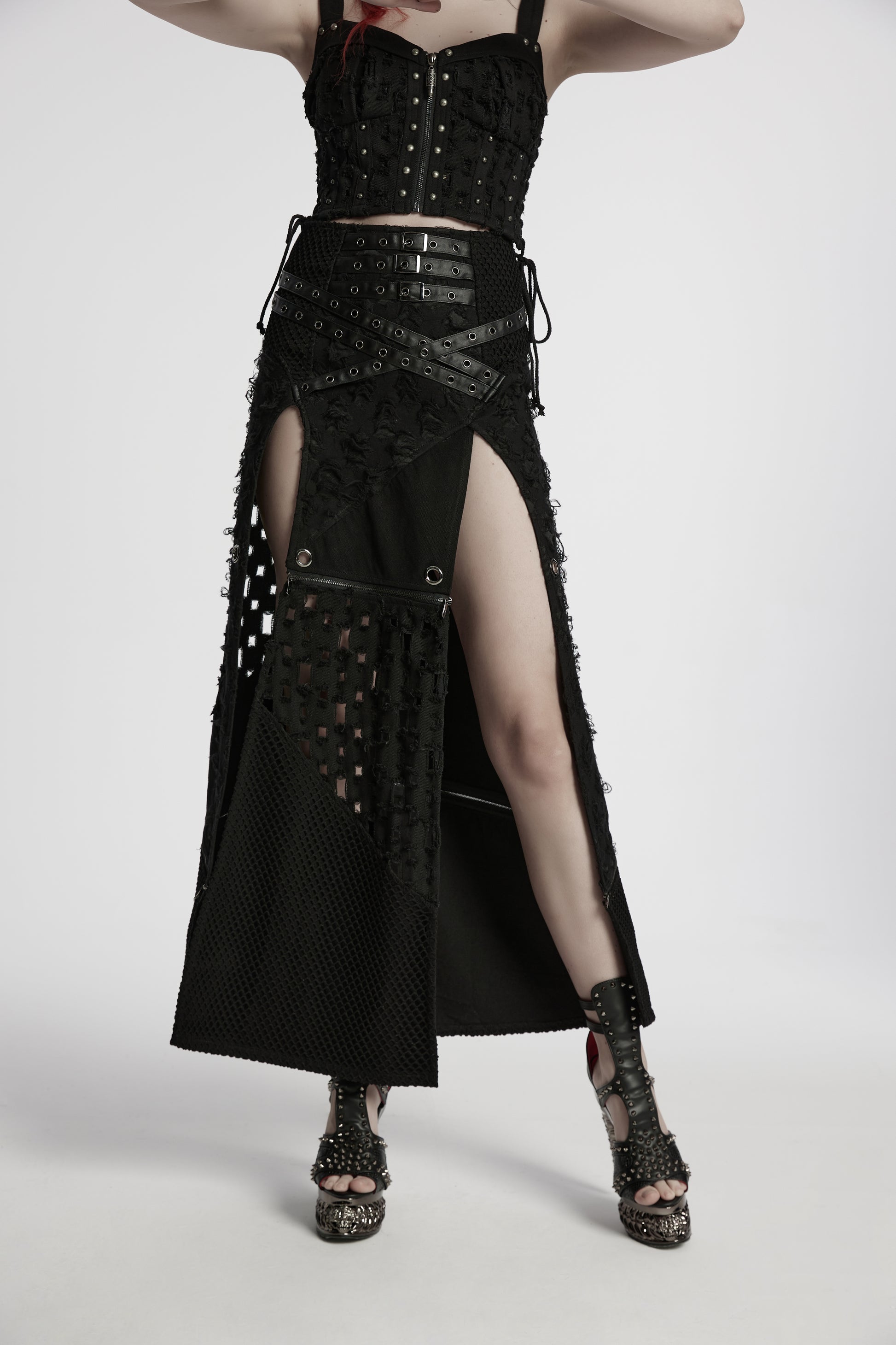 Schwarzer, langer Rock VOID WITCH POST APOCALYPTIC SKIRT im Distressed-Patchwork-Stil mit Schlitzen vorne und abnehmbarem Saum von Punk Rave