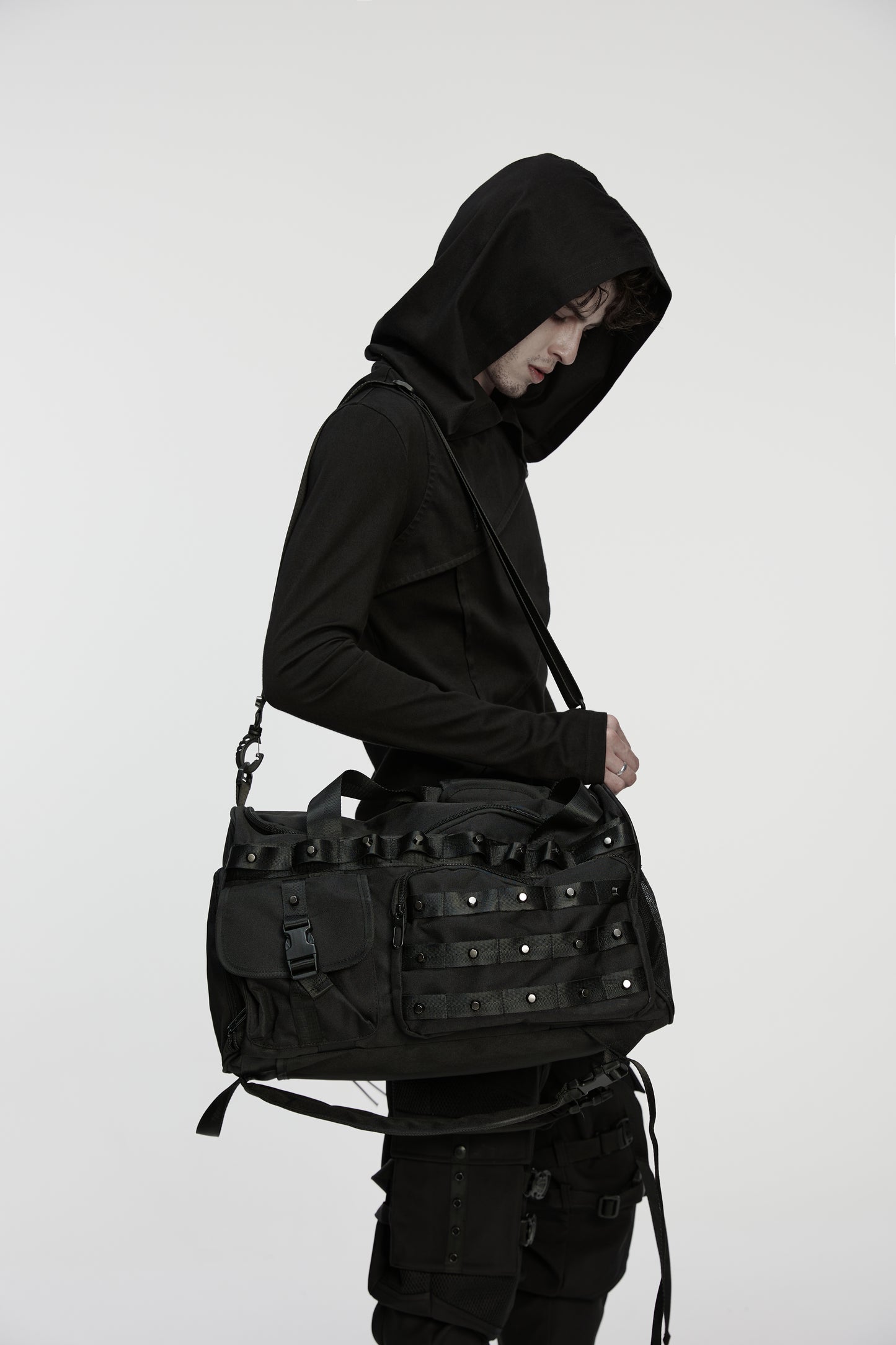 Schwarze, große Tasche TECHWEAR TROOPER TRANSFORMER BAG im Cyberpunk-Style mit vielen Details von Punk Rave