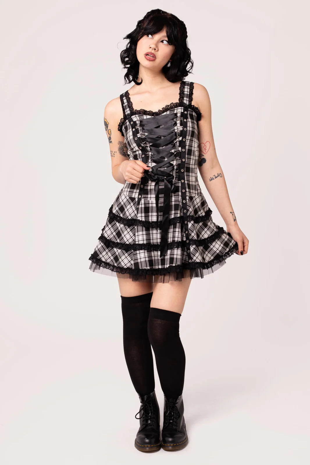 Weiß-schwarzes Schottenkaro-Kleid Harley White Tartan Dress im Punk-Stil mit Zierschnürung von Hellbunny