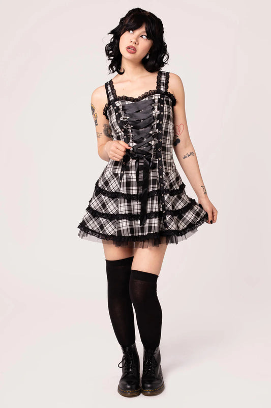 Weiß-schwarzes Schottenkaro-Kleid Harley White Tartan Dress im Punk-Stil mit Zierschnürung von Hellbunny