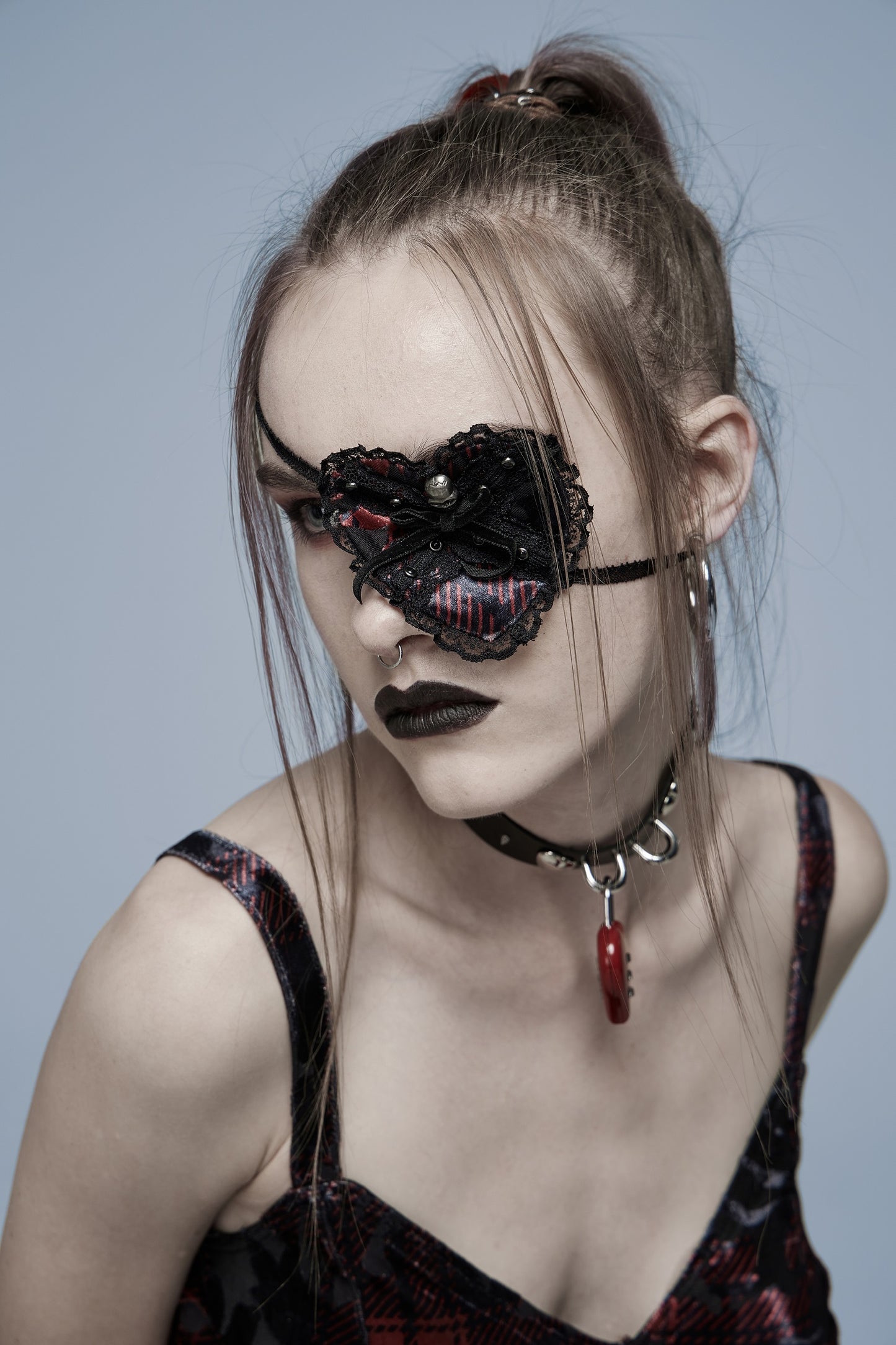 Schwarz-rote Augenklappe MAD GIRL EYE PATCH in Herzform mit Totenkopfanstecker von Punk Rave