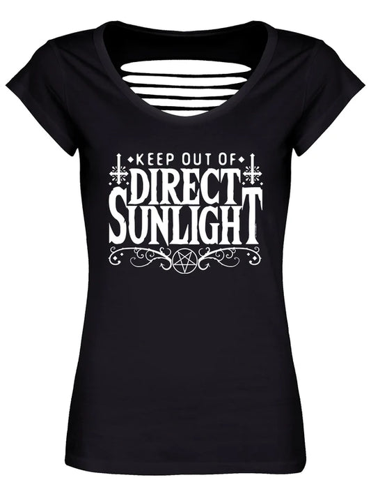 Schwarzes, tailliertes Keep Out Of Direct Sunlight Razor Back Shirt mit weißem Schriftzug, sowie Zierschnitten auf Rückseite