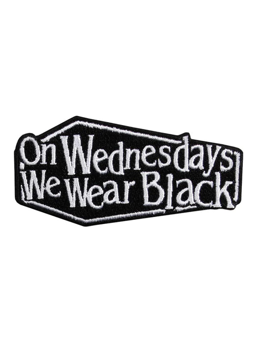 Schwarzer, kleiner Aufnäher On Wednesdays We Wear Black Patch in Sargform