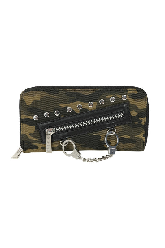 Grüne Geldbörse Camo Hellbound Wallet mit Camo Muster, einem Zierreißverschluss, Ziernieten und kleine Handschellen an der Vorderseite