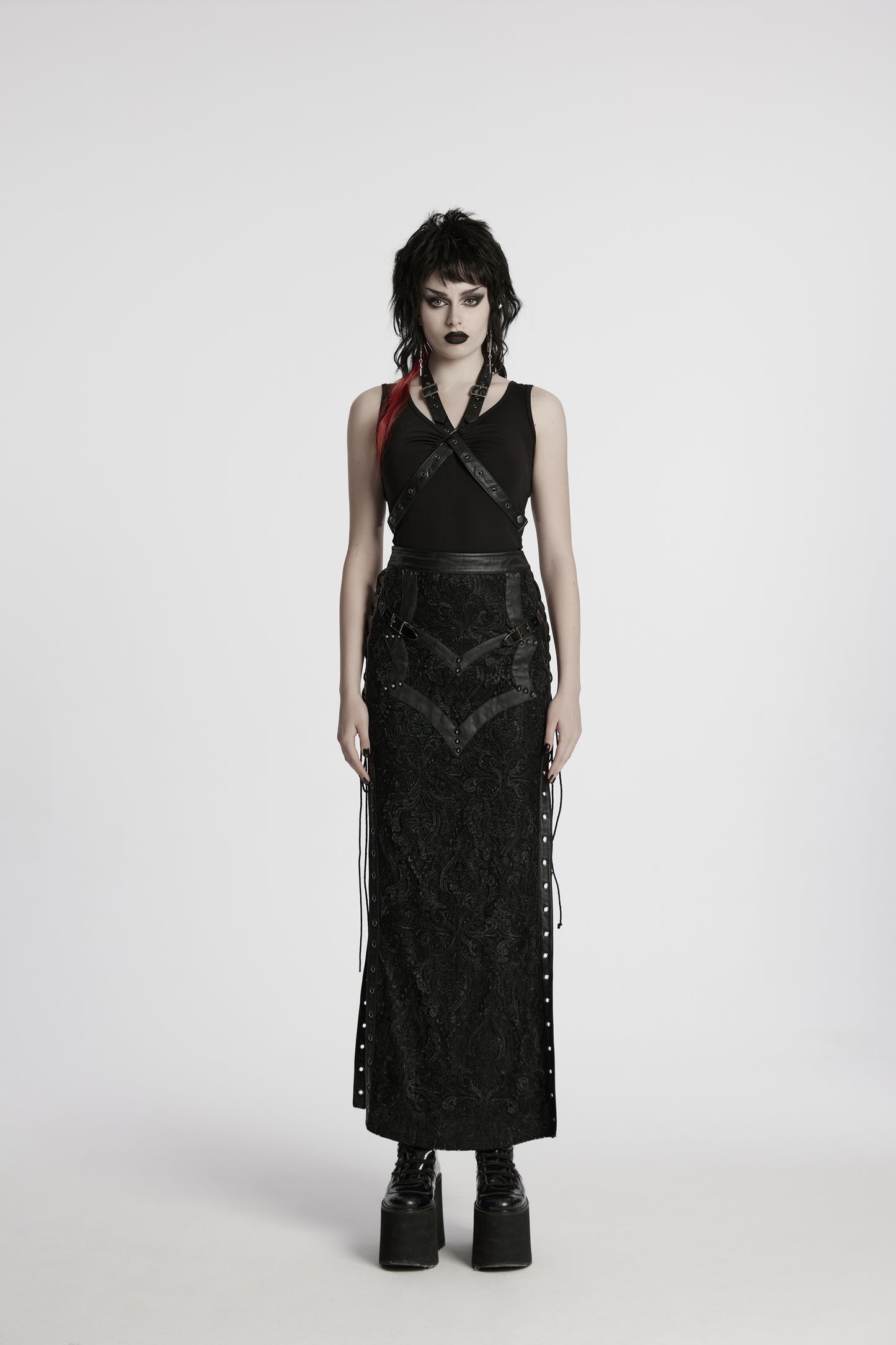 Schwarzer, langer Schlitzrock LACED NIGHT MAXI SKIRT aus gotischer Spitze mit Stickereien, sowie Kunstlederdetails von Punk Rave