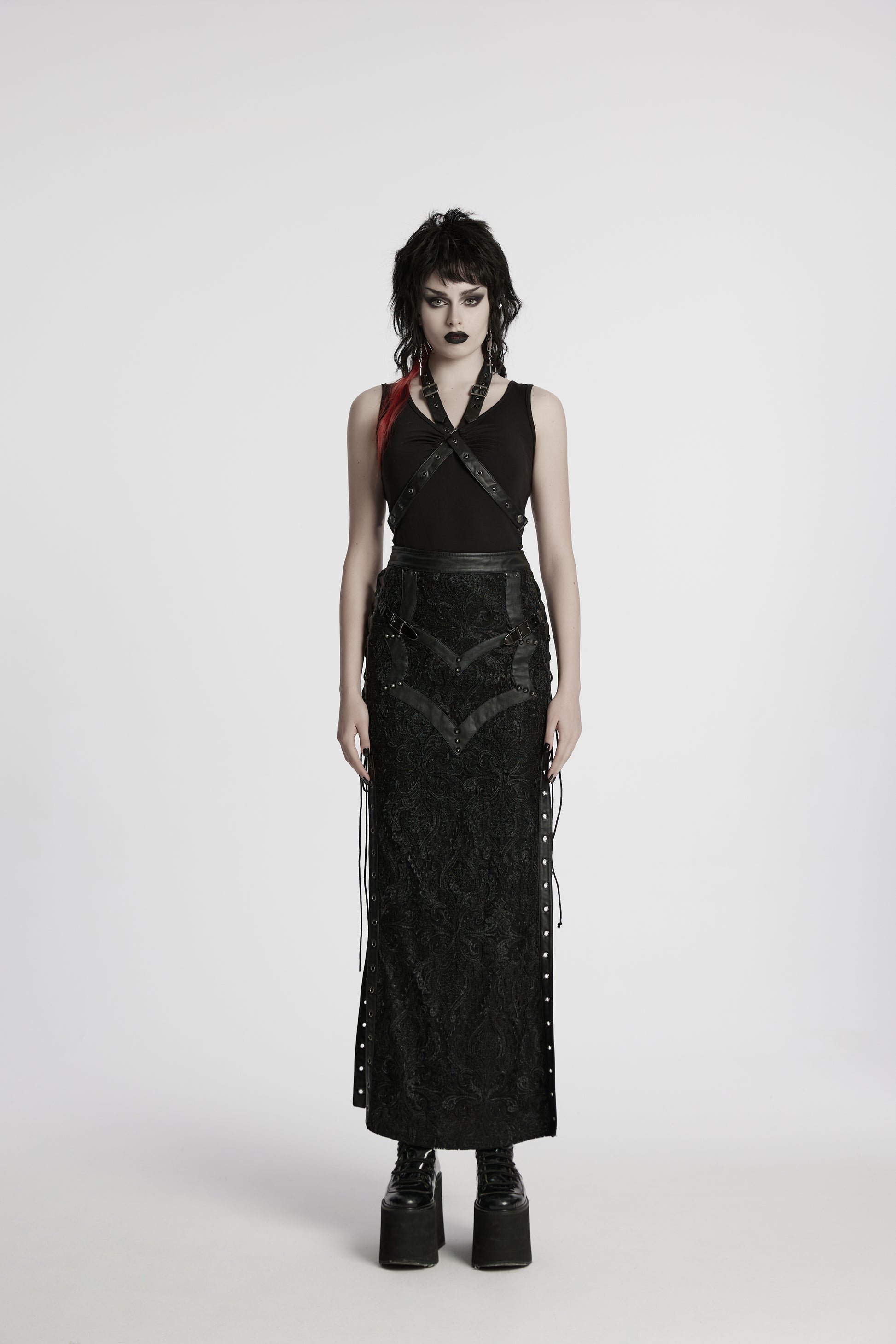 Schwarzer, langer Schlitzrock LACED NIGHT MAXI SKIRT aus gotischer Spitze mit Stickereien, sowie Kunstlederdetails von Punk Rave