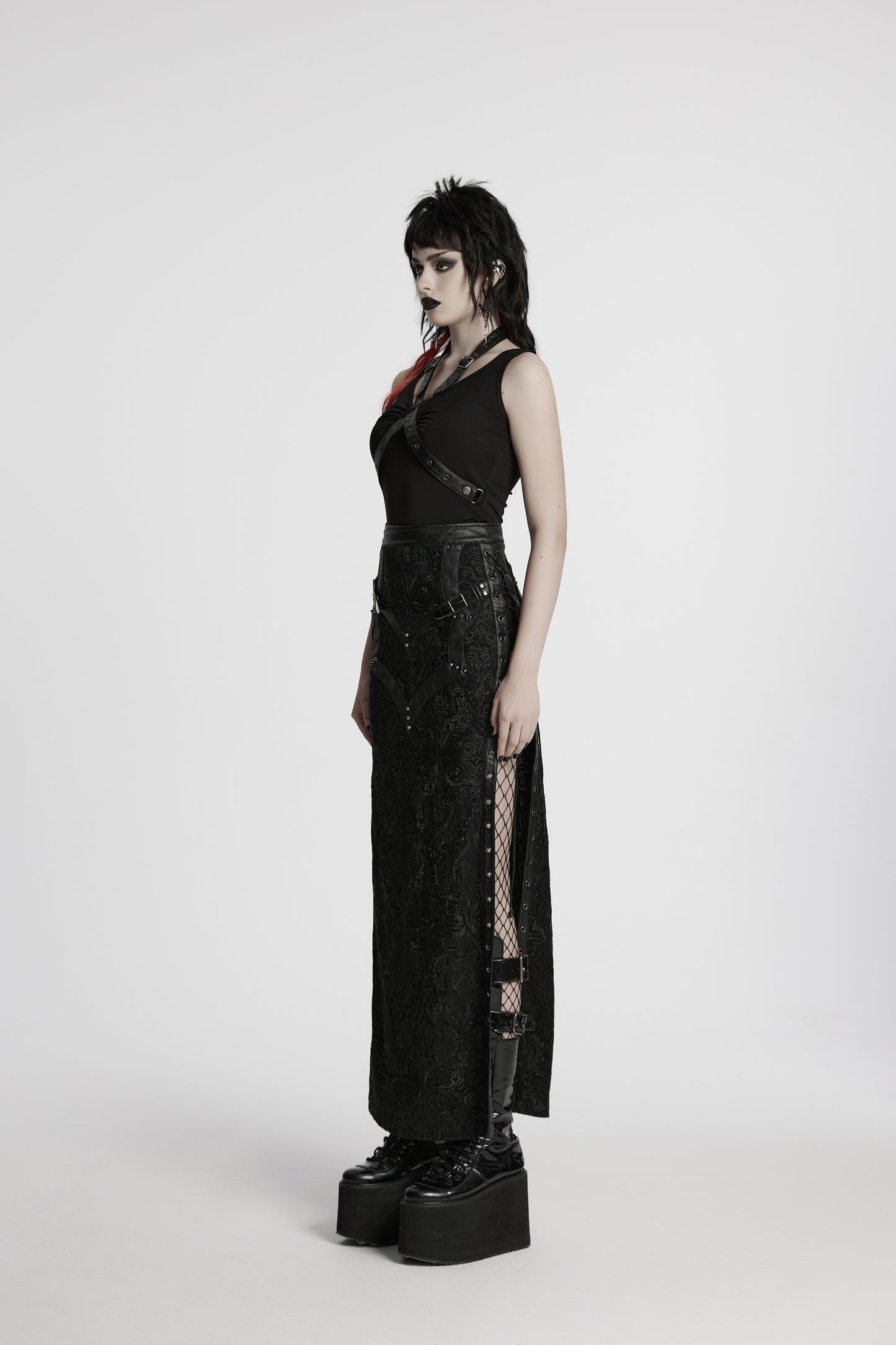 Schwarzer, langer Schlitzrock LACED NIGHT MAXI SKIRT aus gotischer Spitze mit Stickereien, sowie Kunstlederdetails von Punk Rave