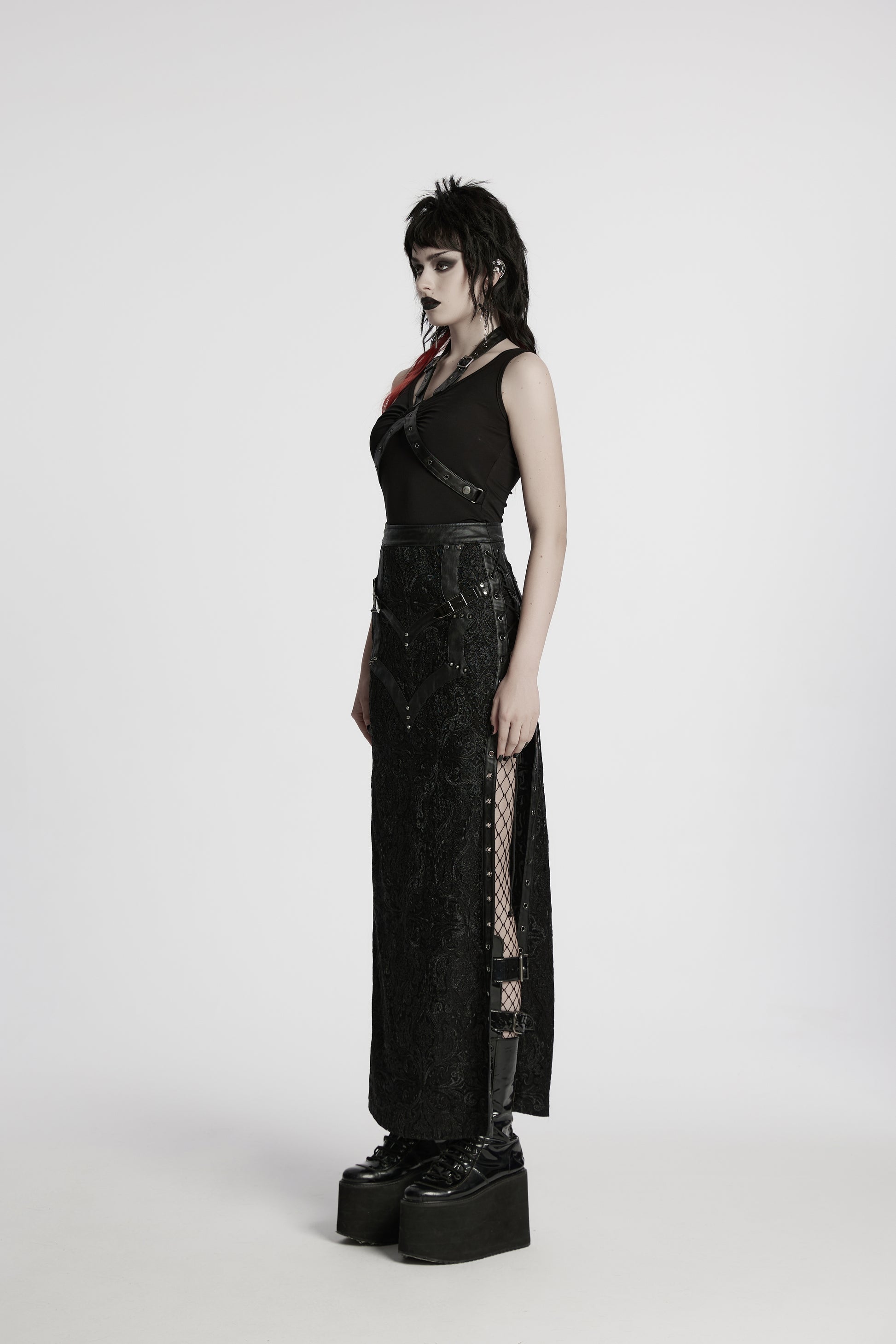Schwarzer, langer Schlitzrock LACED NIGHT MAXI SKIRT aus gotischer Spitze mit Stickereien, sowie Kunstlederdetails von Punk Rave