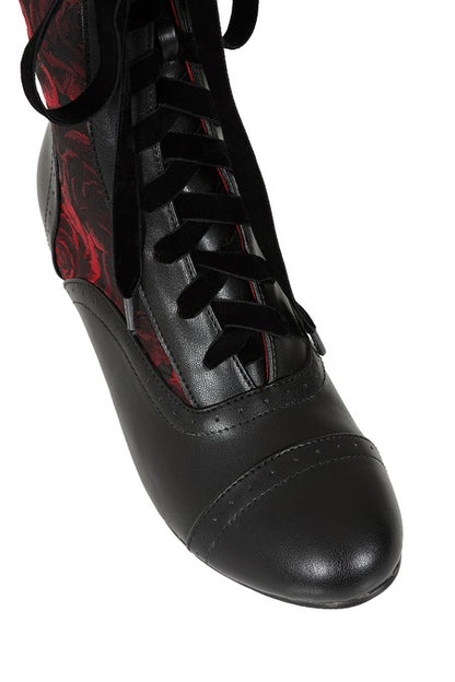 Rot-schwarze Stiefeletten Crimson Thorn Rose Boots mit Rosenmuster und Schnürung von Banned