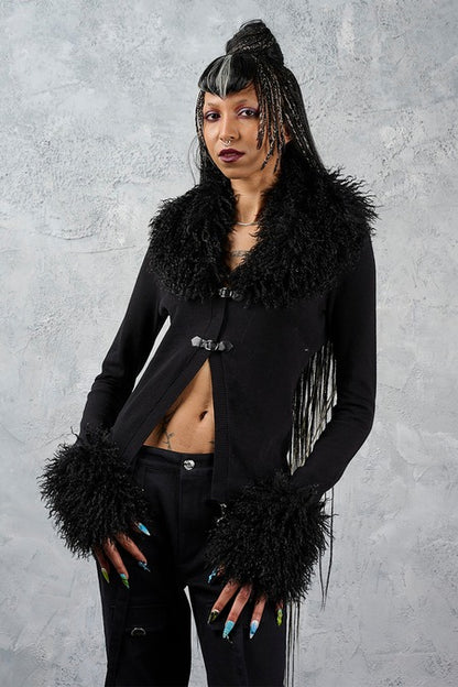 Schwarze Jacke Wicked Rose Cardigan mit schwarzen Kunstfelldetails an Ärmeln und Kragen von Banned