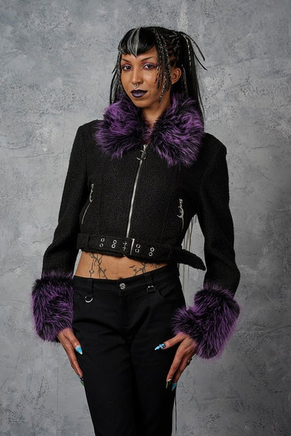 Schwarze Jacke Cold Spell Jacket mit lilafarbenen Kunstfelldetails an Ärmeln und Kragen von Banned