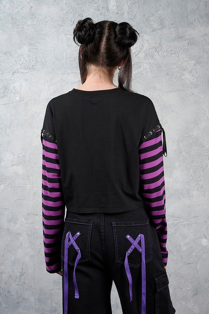 Schwarz-lilafarbenes Oberteil My Heart Hacker Top Purple mit gestreiften Details und Zierriemen von Banned