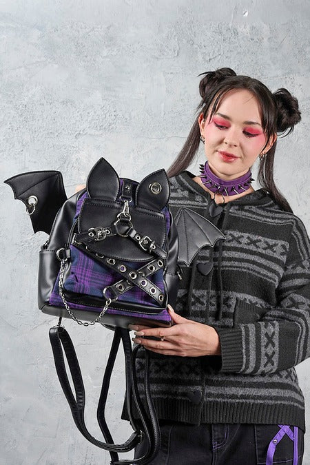 Schwarz-lilafarbener Rucksack Afterparty Chaos Backpack mit Fledermausflügeln und -ohren von Banned