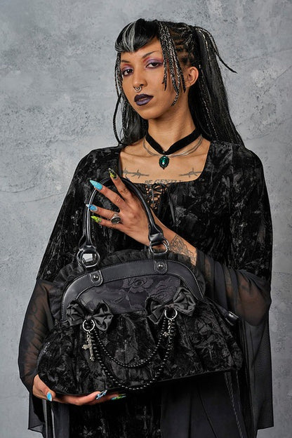 Schwarze Samt-Handtasche Sanctum Velvet Bag mit Kreuzen, Perlen und Schleifen von Banned