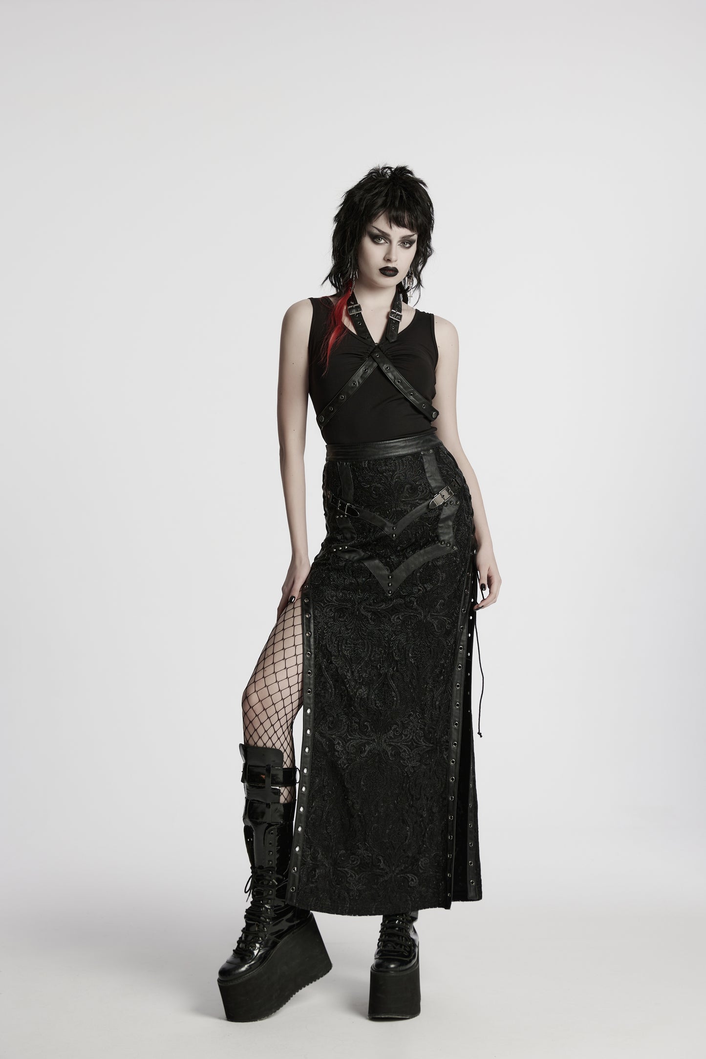 Schwarzer, langer Schlitzrock LACED NIGHT MAXI SKIRT aus gotischer Spitze mit Stickereien, sowie Kunstlederdetails von Punk Rave