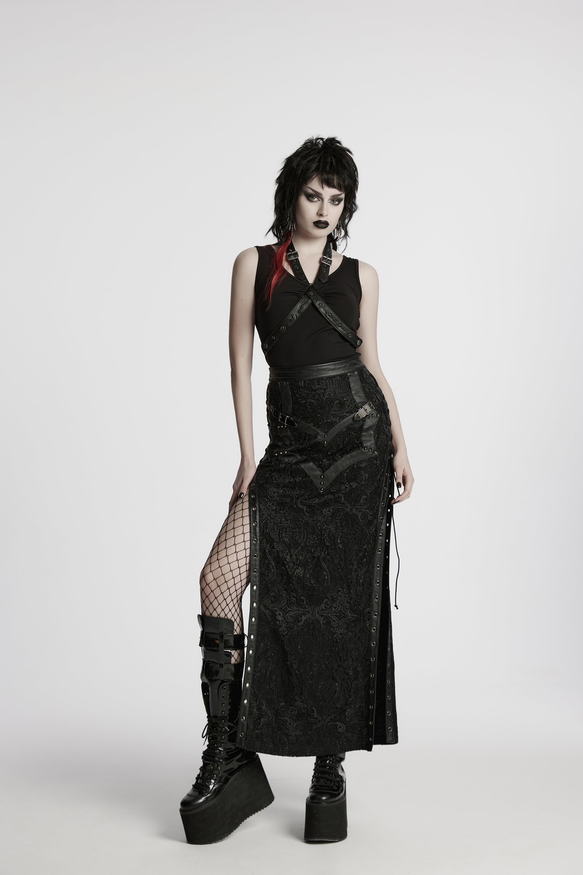 Schwarzer, langer Schlitzrock LACED NIGHT MAXI SKIRT aus gotischer Spitze mit Stickereien, sowie Kunstlederdetails von Punk Rave
