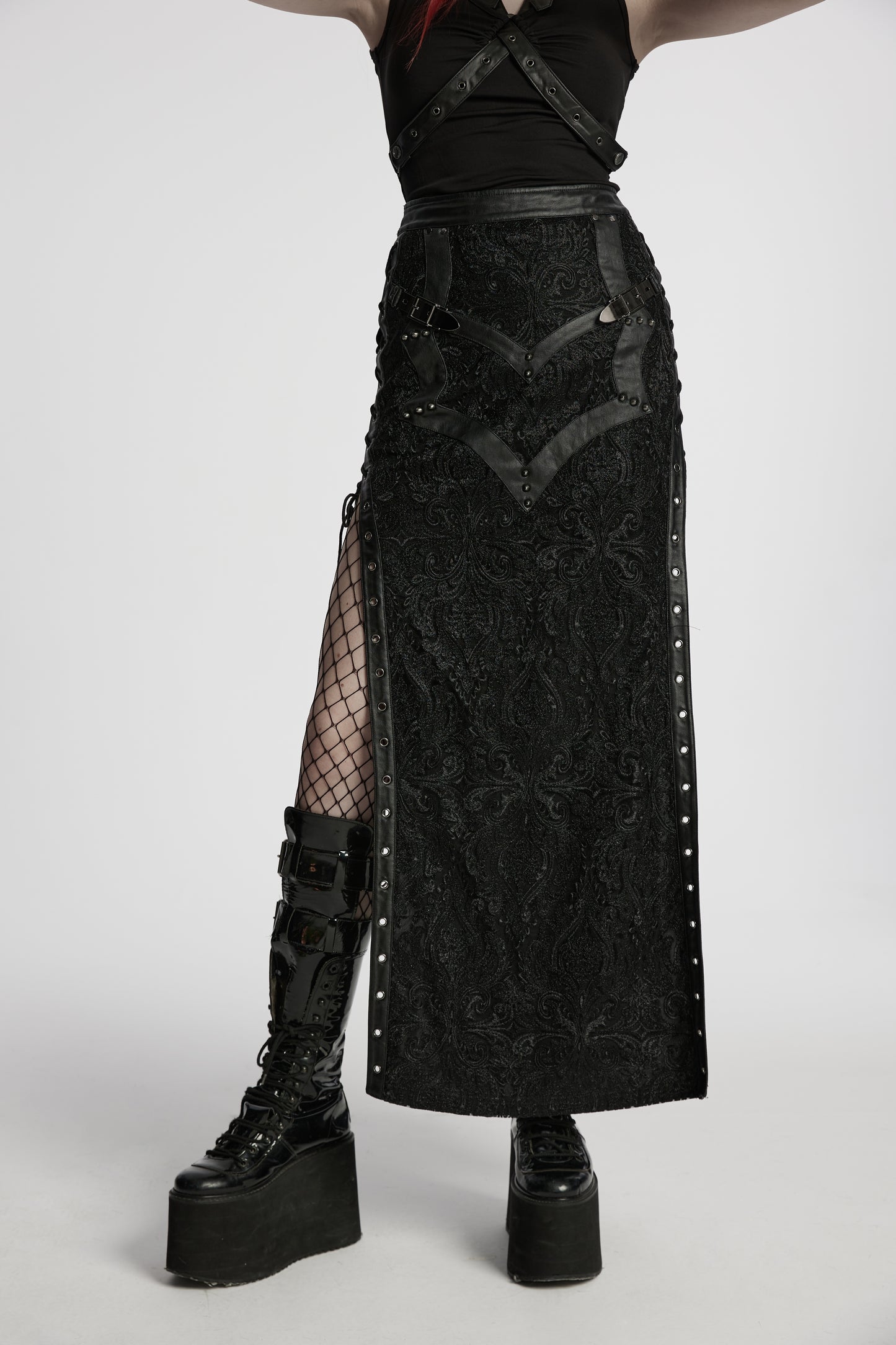 Schwarzer, langer Schlitzrock LACED NIGHT MAXI SKIRT aus gotischer Spitze mit Stickereien, sowie Kunstlederdetails von Punk Rave
