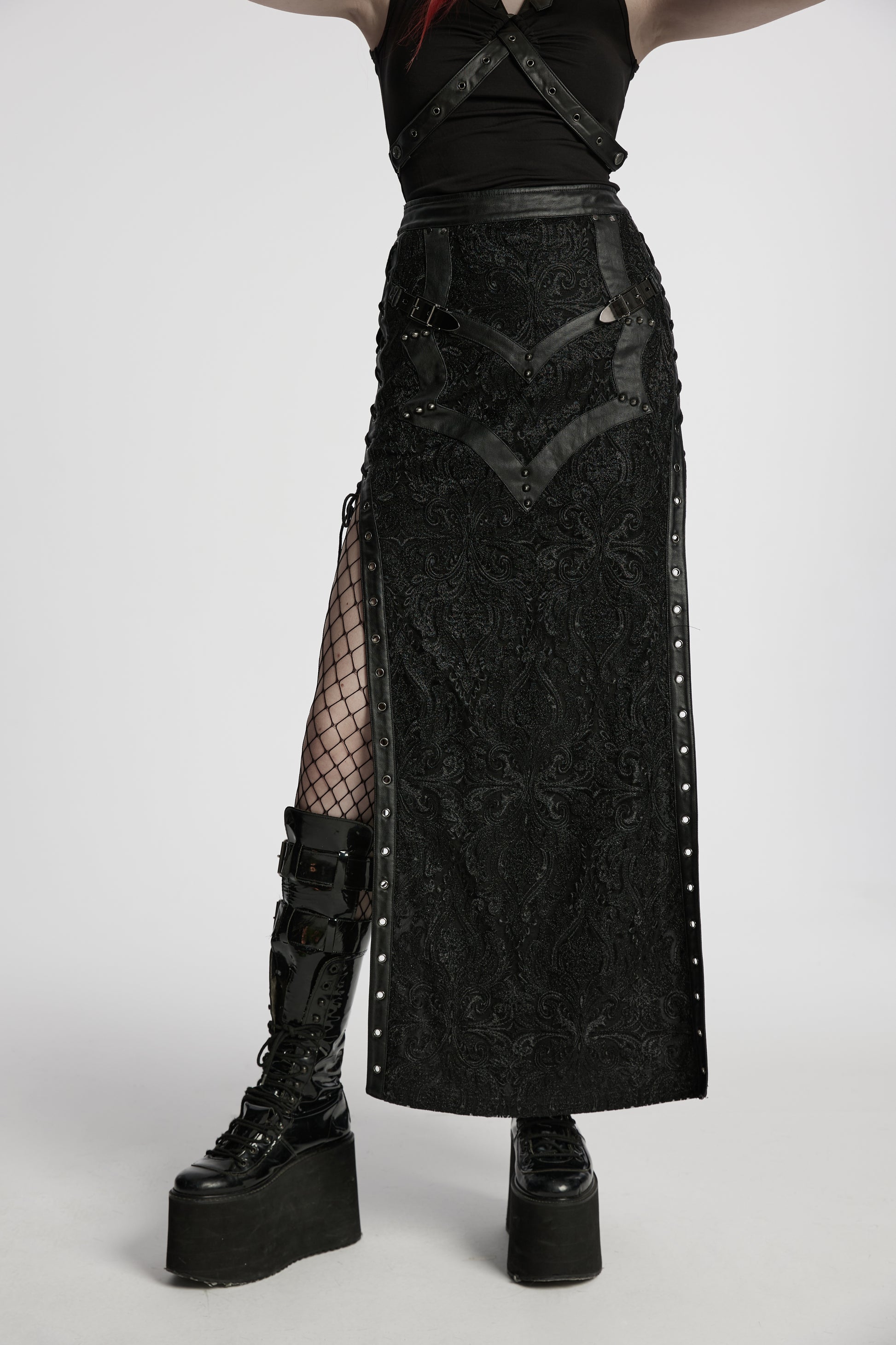 Schwarzer, langer Schlitzrock LACED NIGHT MAXI SKIRT aus gotischer Spitze mit Stickereien, sowie Kunstlederdetails von Punk Rave