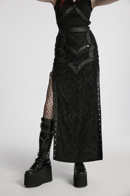 Schwarzer, langer Schlitzrock LACED NIGHT MAXI SKIRT aus gotischer Spitze mit Stickereien, sowie Kunstlederdetails von Punk Rave