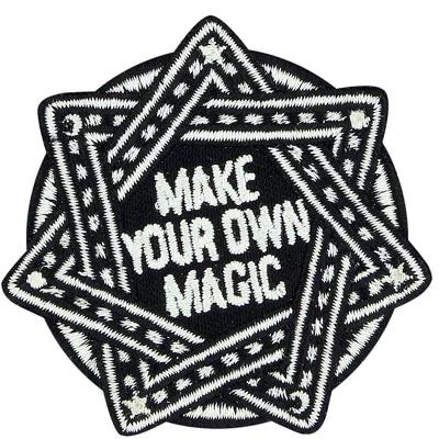 Schwarzer Pentagram-Aufnäher mit weißer Aufschrift 'Make Your Own Magic'