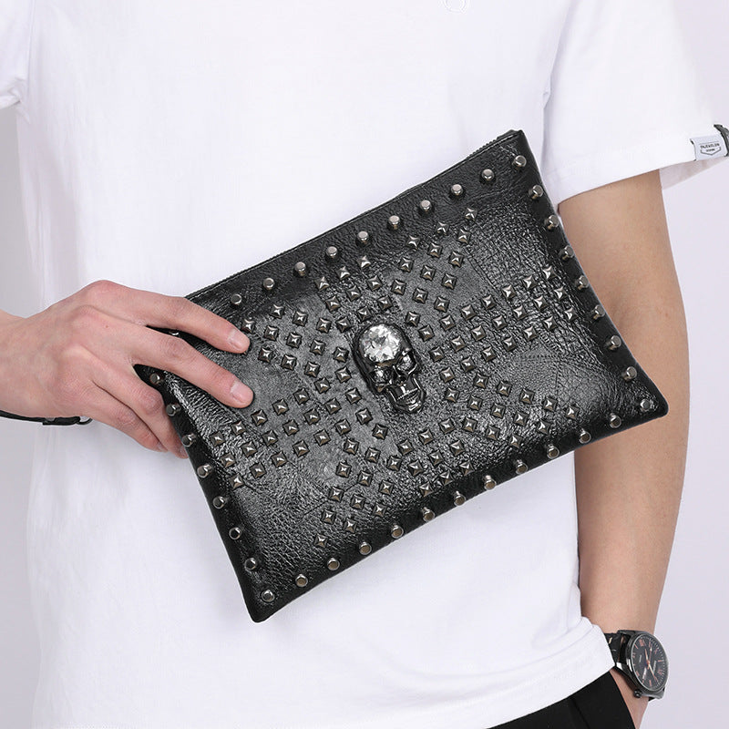 Kleiner Kunstlederbeutel SKULL POUCH mit großem Totenkopf und kleinen Nieten von Moon Attic