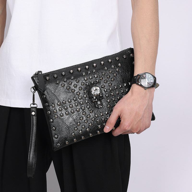 Kleiner Kunstlederbeutel SKULL POUCH mit großem Totenkopf und kleinen Nieten von Moon Attic