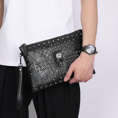 Kleiner Kunstlederbeutel SKULL POUCH mit großem Totenkopf und kleinen Nieten von Moon Attic