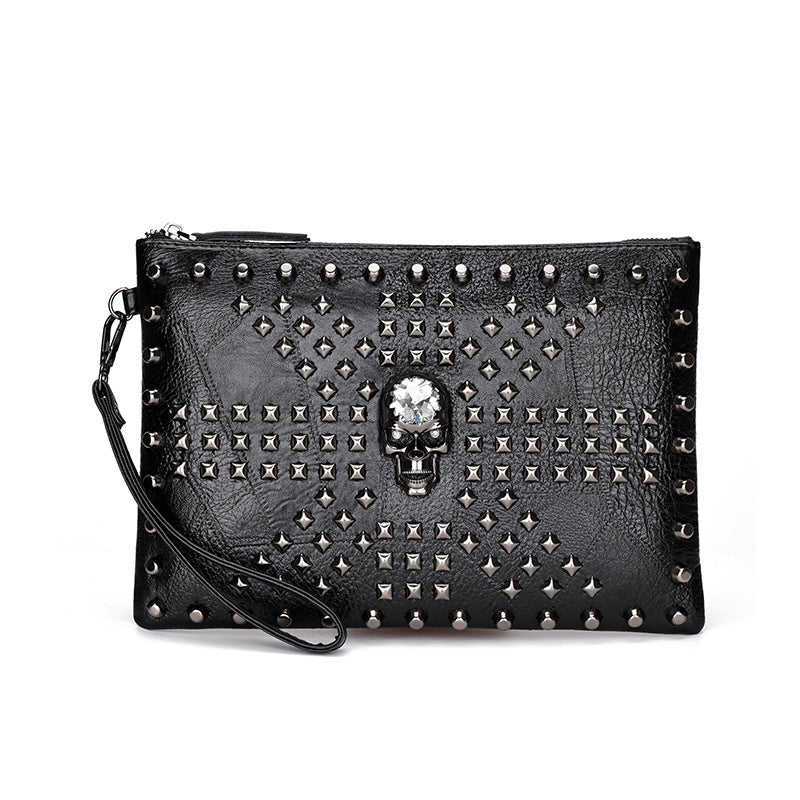Kleiner Kunstlederbeutel SKULL POUCH mit großem Totenkopf und kleinen Nieten von Moon Attic