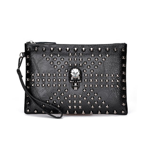 Kleiner Kunstlederbeutel SKULL POUCH mit großem Totenkopf und kleinen Nieten von Moon Attic