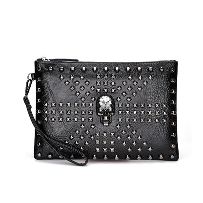 Kleiner Kunstlederbeutel SKULL POUCH mit großem Totenkopf und kleinen Nieten von Moon Attic