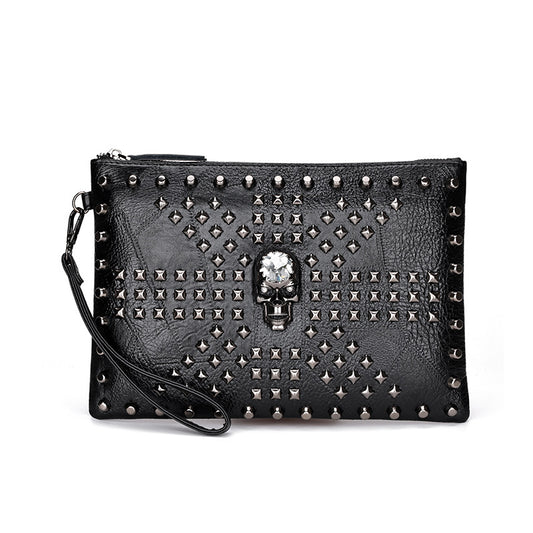 Kleiner Kunstlederbeutel SKULL POUCH mit großem Totenkopf und kleinen Nieten von Moon Attic