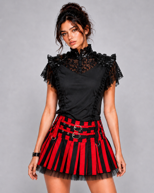 Rockabilly-Minirock Lucy Mini Skirt mit schwarz-rotem Streifenmuster in Faltenoptik, schwarzem Netzstoff-Unterrock, Gürtelschlaufen mit D-Ringen sowie zwei Schnallen auf der Vorderseite von Burleska