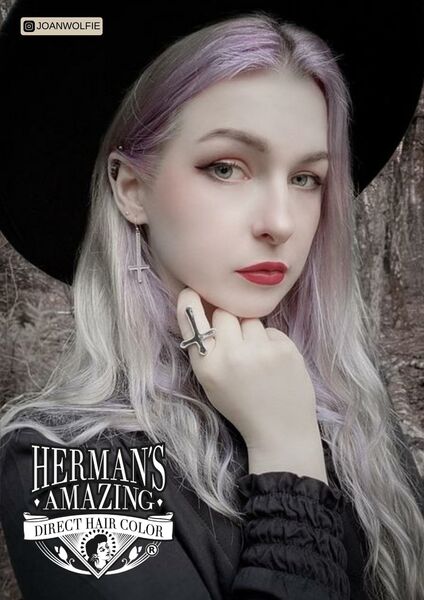 semi-permanente Haartönung SYLVIA SILVER in dem Farbton Hellgrau von Herman's Amazing