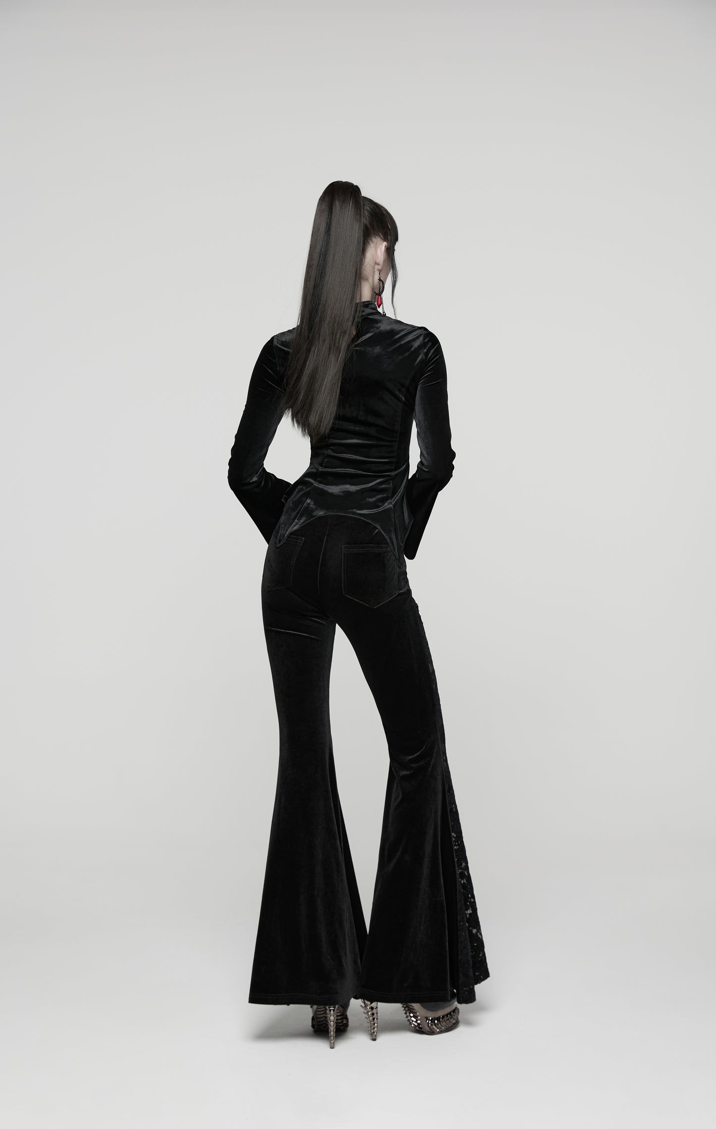 Schwarzer Samt-Schlaghose NOCTIS REGINA TROUSERS mit Spitzeneinsätzen von Punk Rave