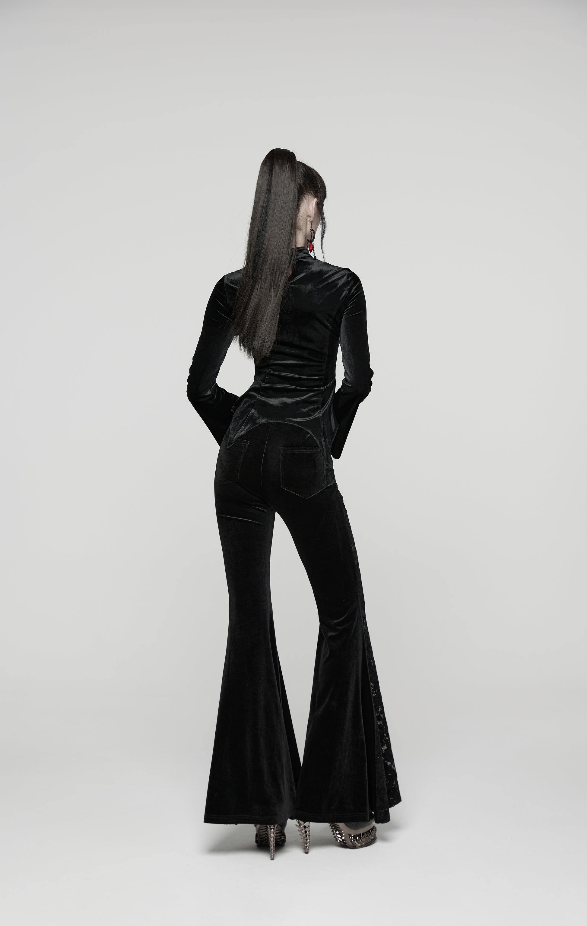 Schwarzer Samt-Schlaghose NOCTIS REGINA TROUSERS mit Spitzeneinsätzen von Punk Rave