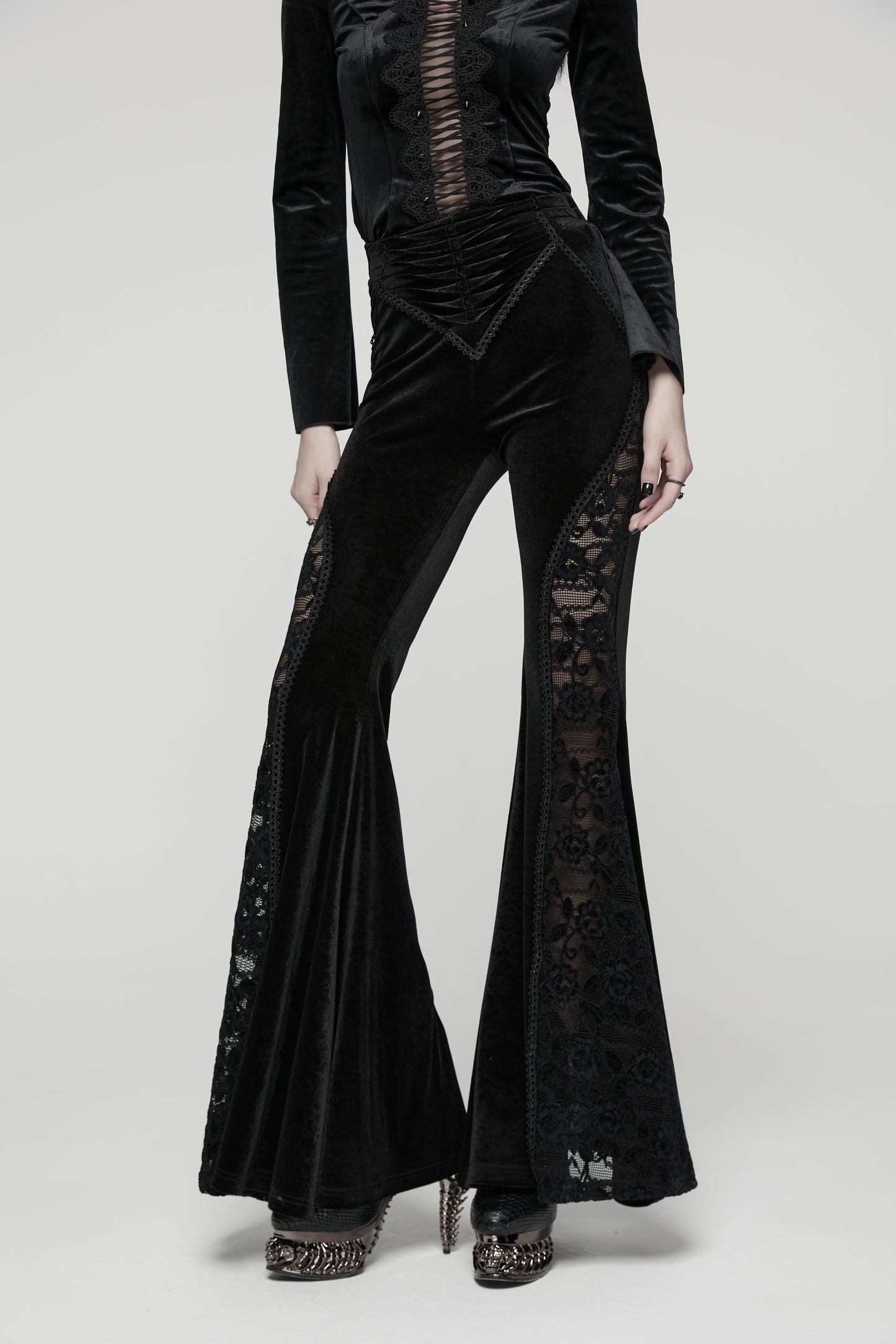 Schwarzer Samt-Schlaghose NOCTIS REGINA TROUSERS mit Spitzeneinsätzen von Punk Rave