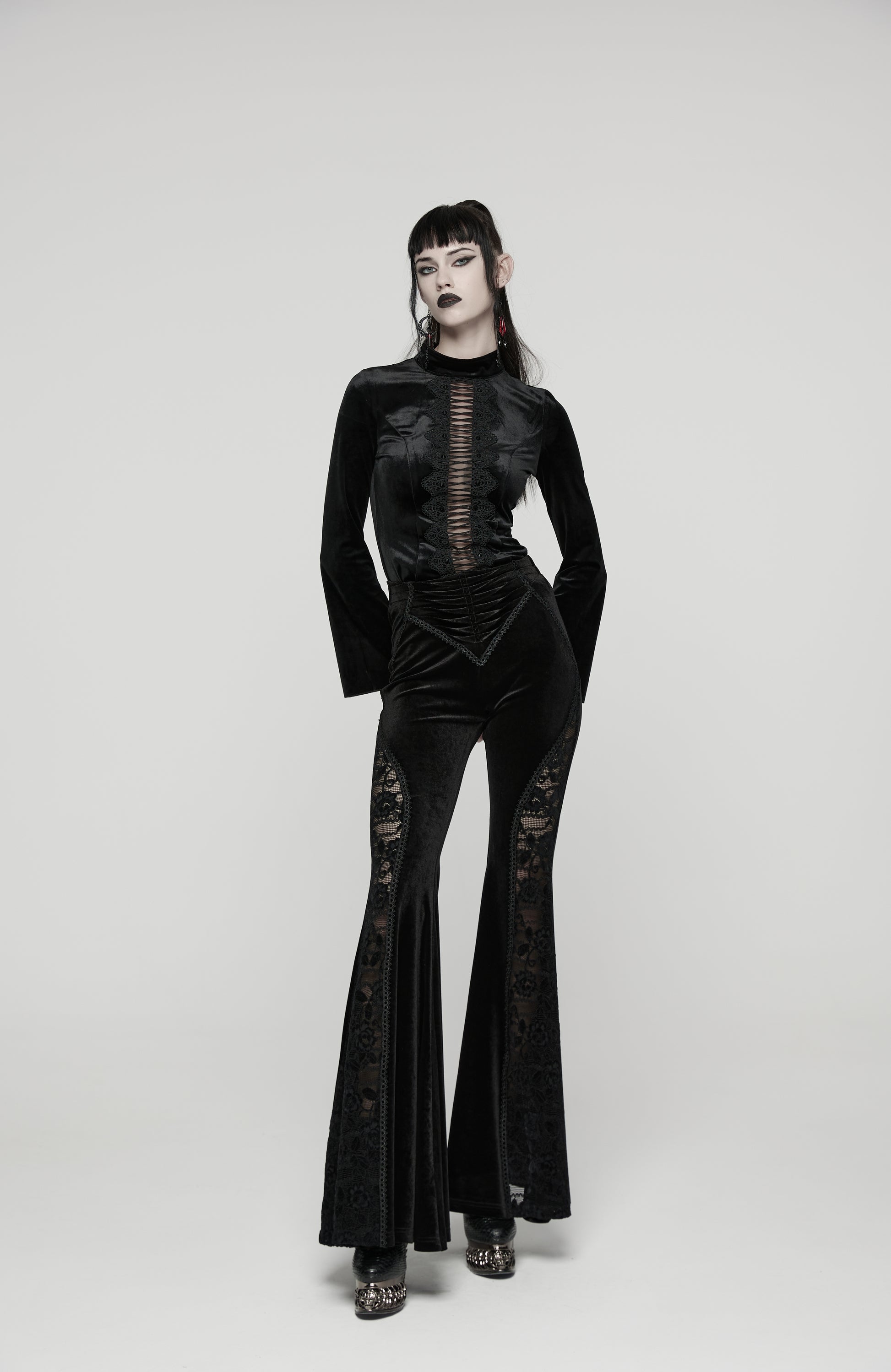 Schwarzer Samt-Schlaghose NOCTIS REGINA TROUSERS mit Spitzeneinsätzen von Punk Rave