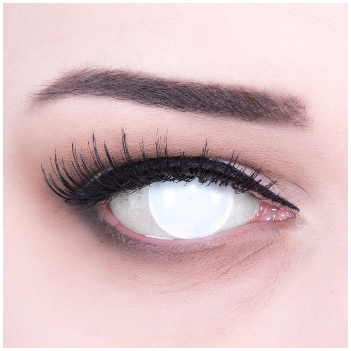 Sichteinschränkende, weiße Kontaktlinse Blind White FL93 von MeralenS