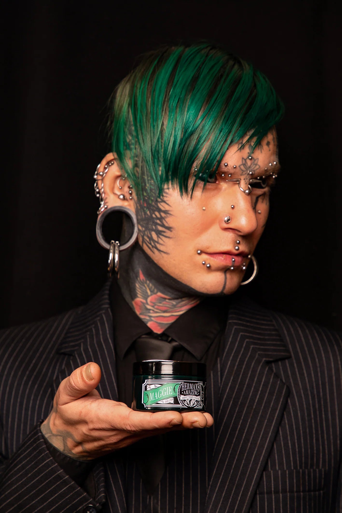 semi-permanente Haartönung MAGGIE DARK GREEN in dem Farbton Dunkelgrün von Herman's Amazing