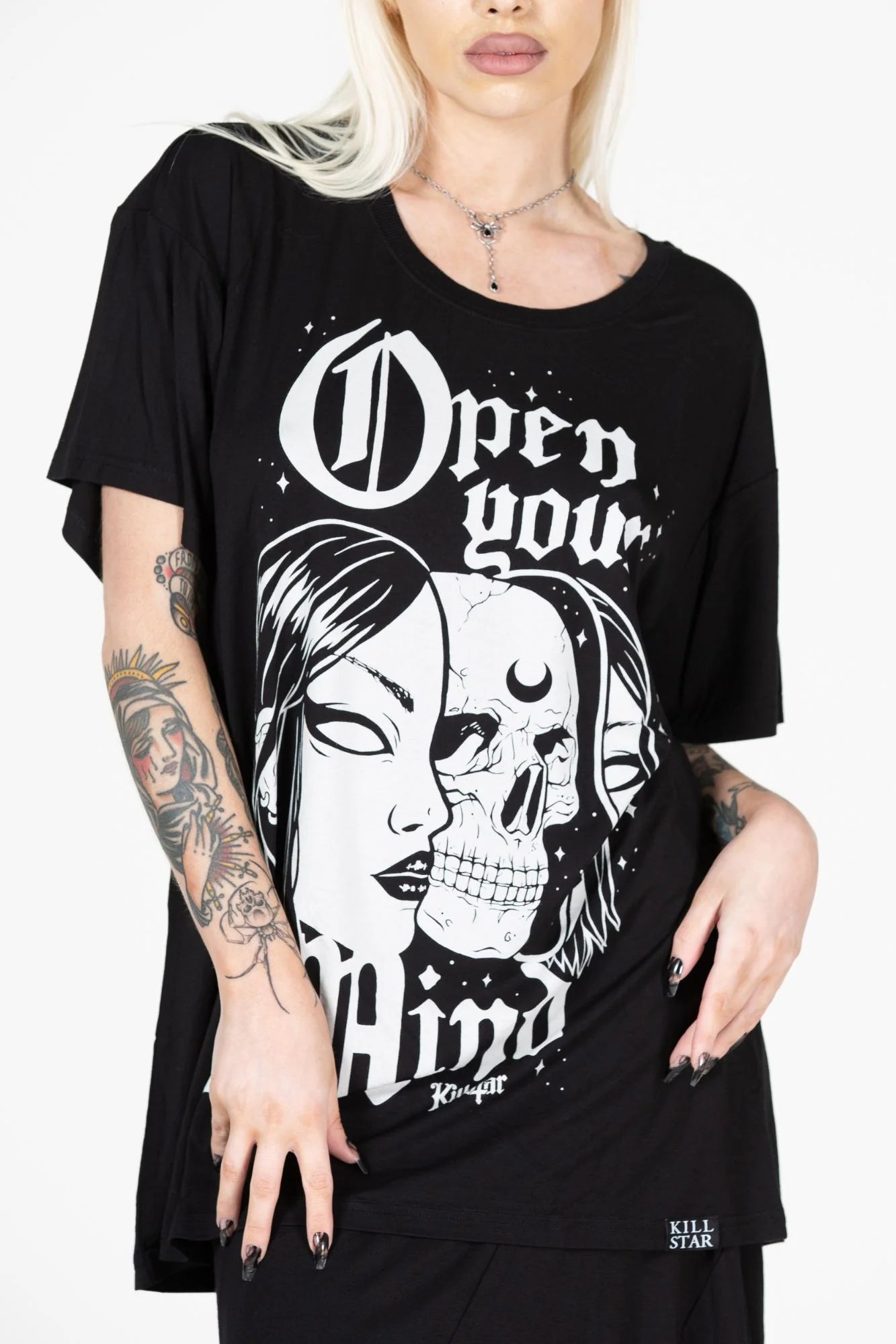 Schwarzes, lockeres INSIDE YOUR MIND RELAXED TOP mit Mädchen- und Totenkopfprint von Killstar