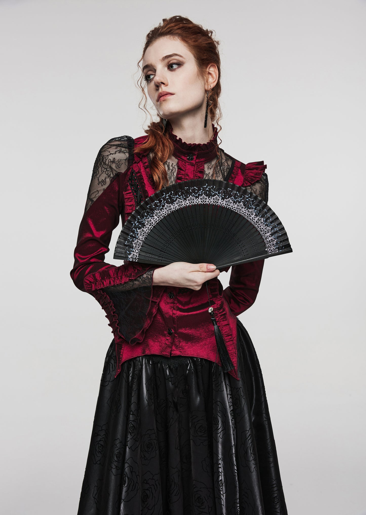 Faltbarer Handfächer ENCHANTED LACE FOLDING FAN aus Stoffblättern in Spitzenoptik und Rankenprint von Punk Rave