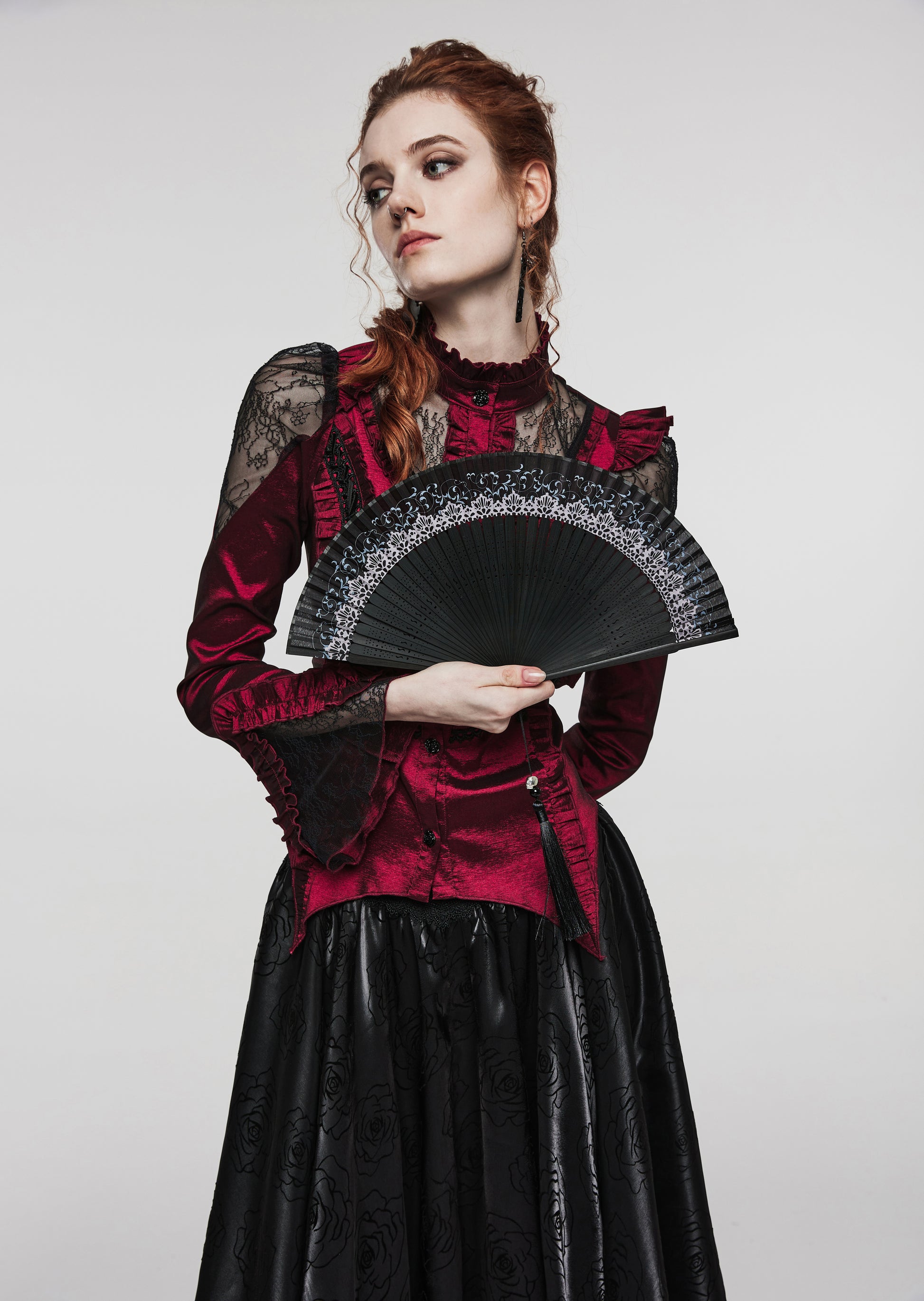 Faltbarer Handfächer ENCHANTED LACE FOLDING FAN aus Stoffblättern in Spitzenoptik und Rankenprint von Punk Rave