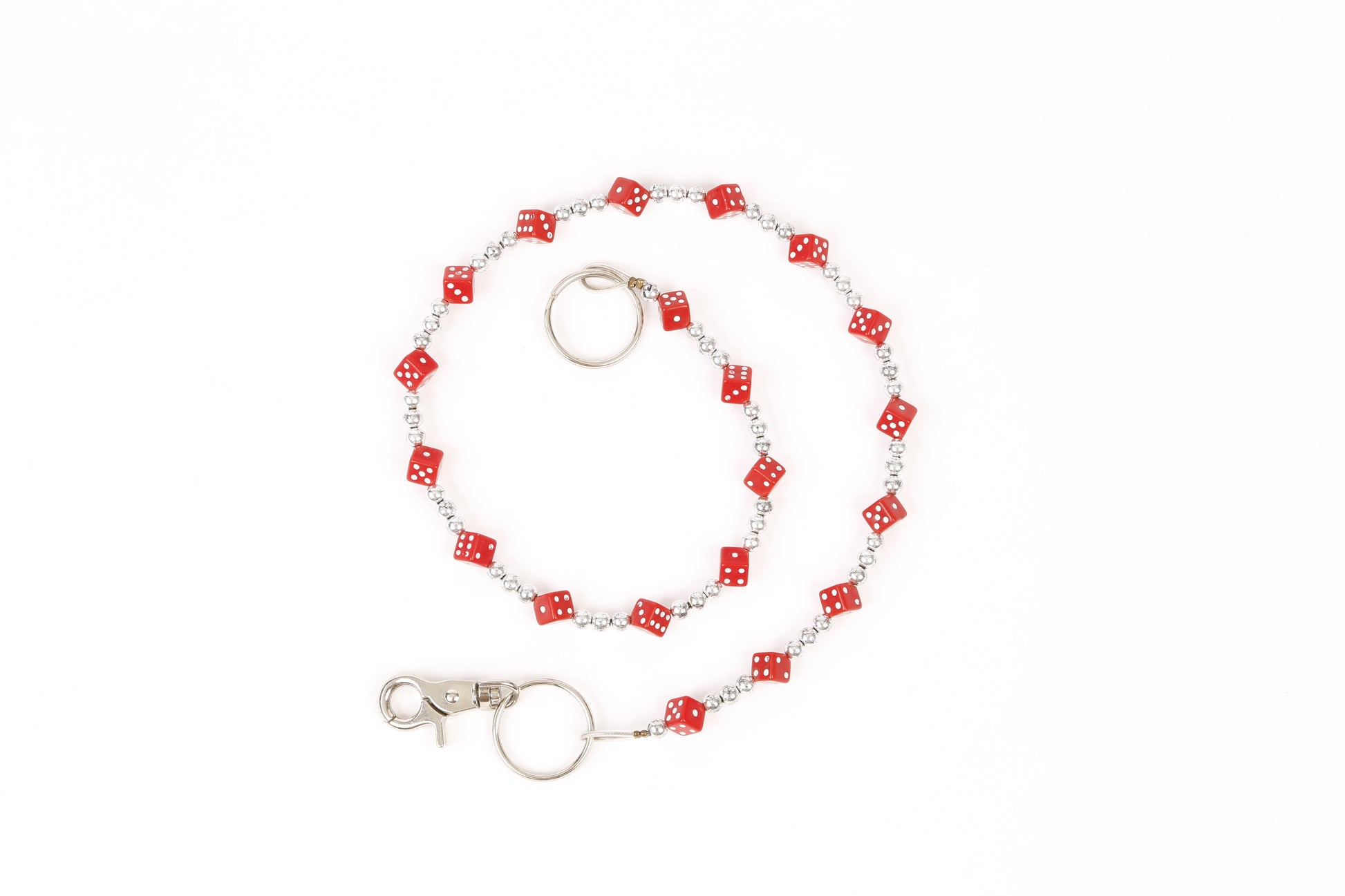 Silberfarbende Rockabilly Würfelkette Rot mit kleinen roten Würfeln mit weißen Punkten im 3D-Design