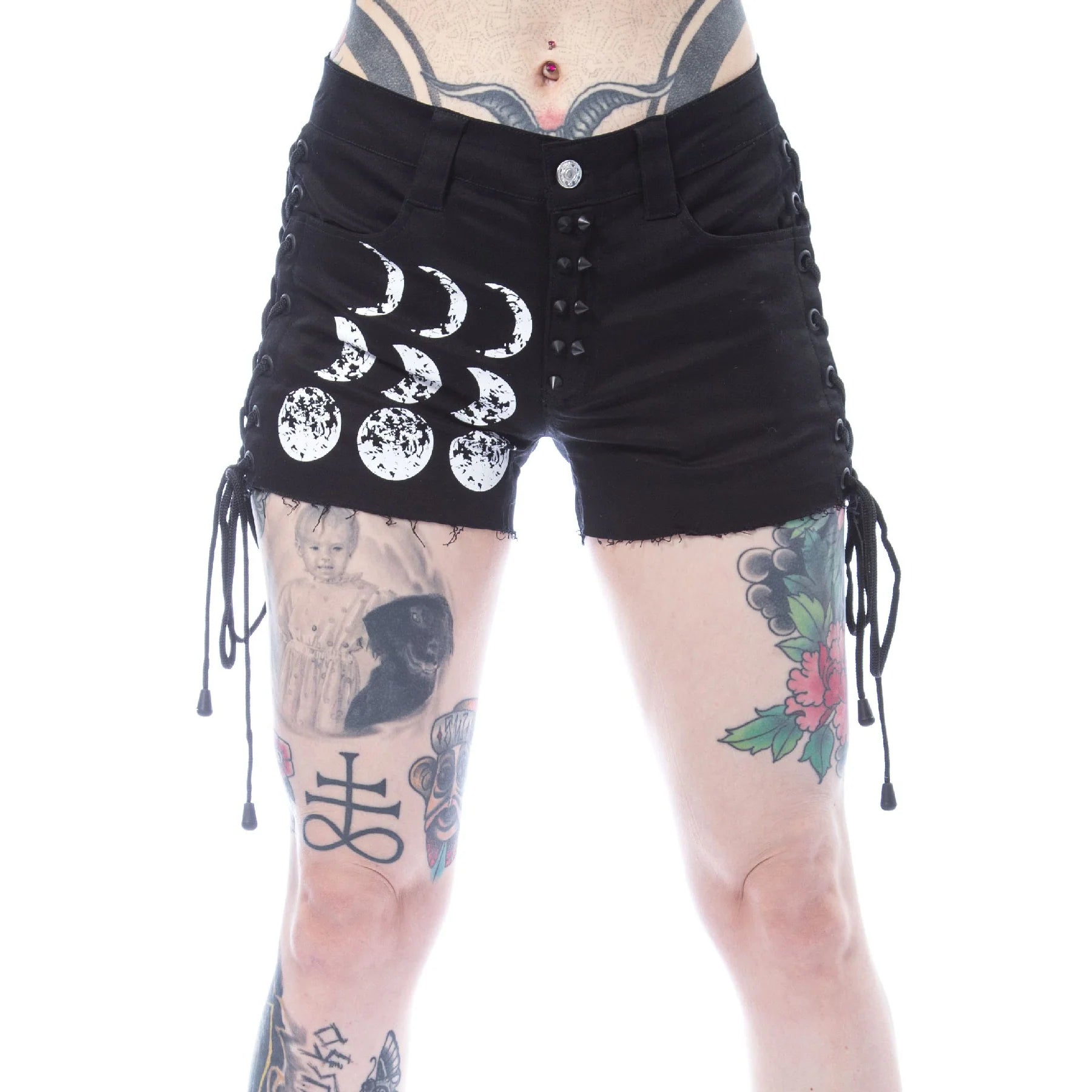 Schwarze, enge Hotpants MOONCHILD SHORTS mit Mondphasenprint, seitlichen Schnürungen und schwarzen Nieten von Heartless