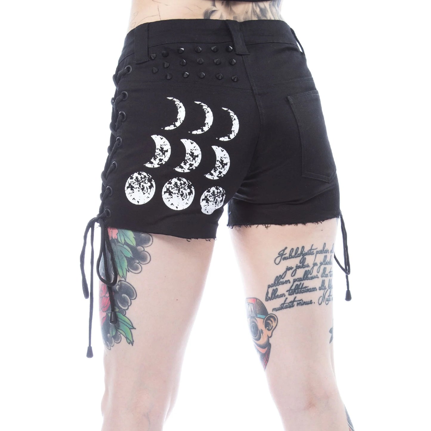 Rückseite schwarze, enge Hotpants MOONCHILD SHORTS mit Mondphasenprint, seitlichen Schnürungen und schwarzen Nieten von Heartless