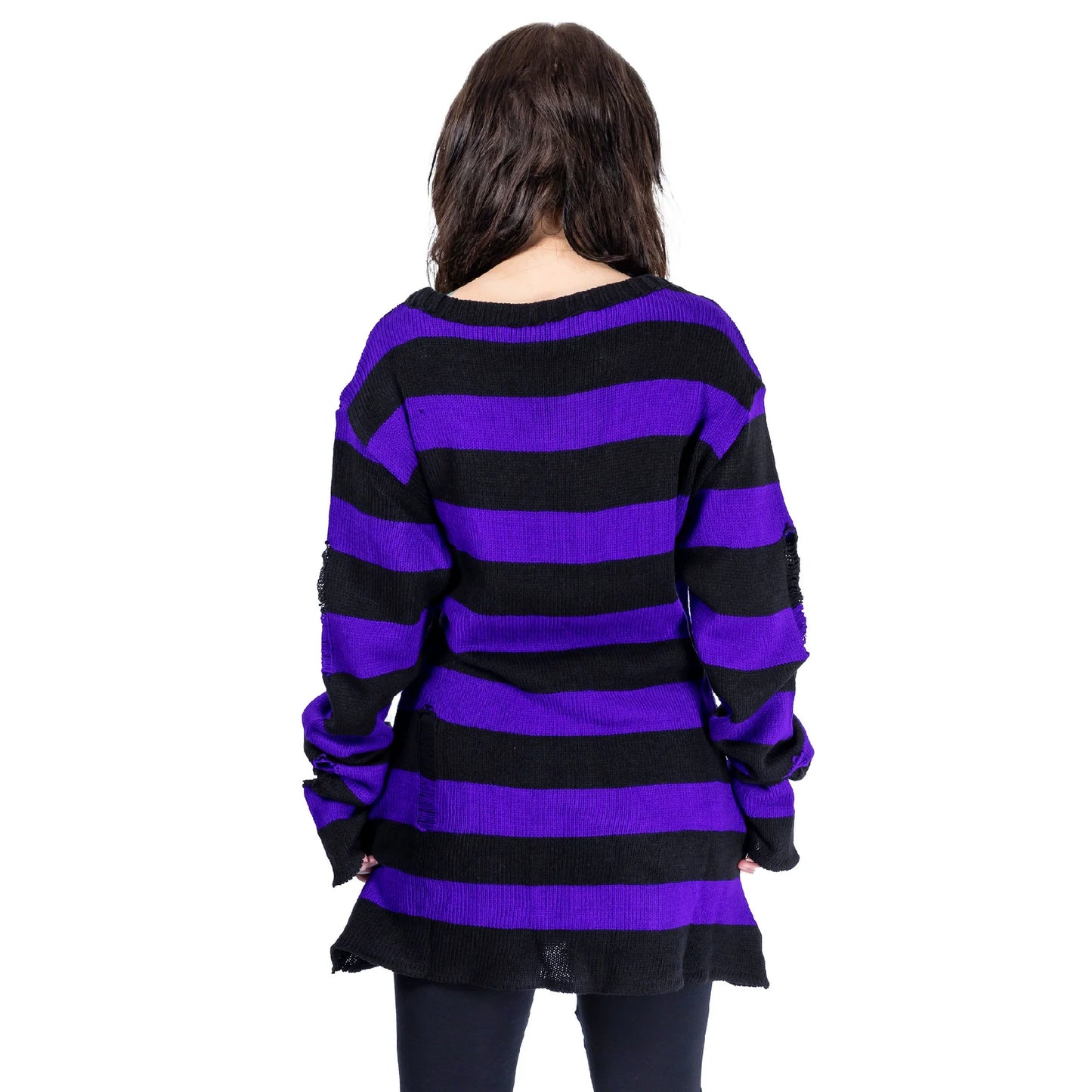 Rückseite schwarz-lilafarbend-gestreifter Strickpullover ORIANA JUMPER PURPLE mit schwarzen, gekreuzten Riemen von Heartless