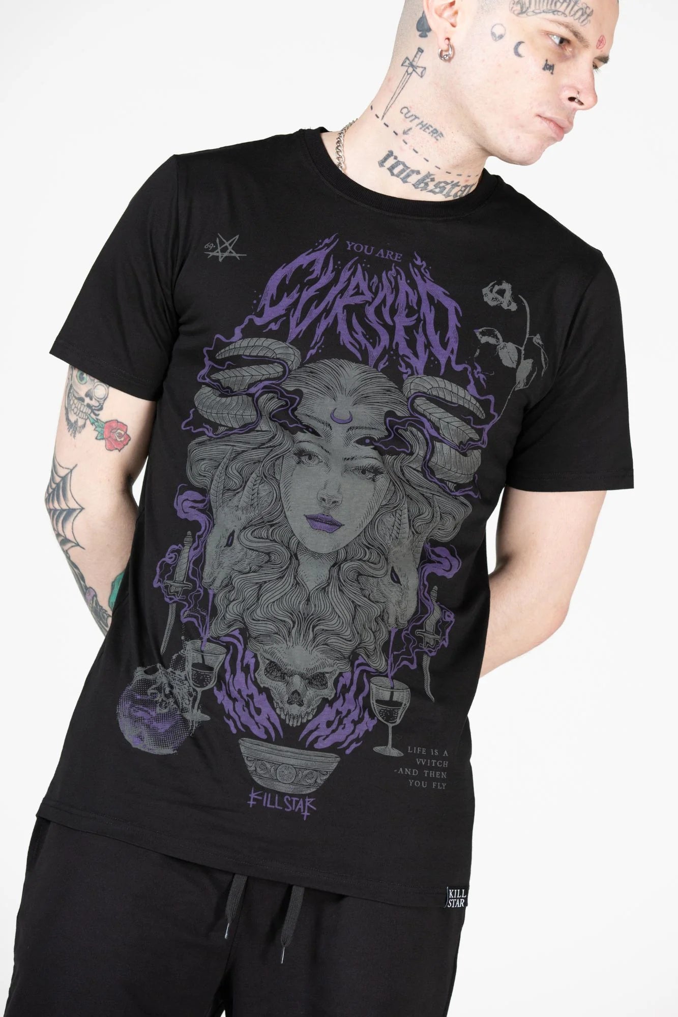 Schwarzes ALLERGRA T-SHIRT mit Frauenprint und vielen Details im lilafarbenden Design von Killstar