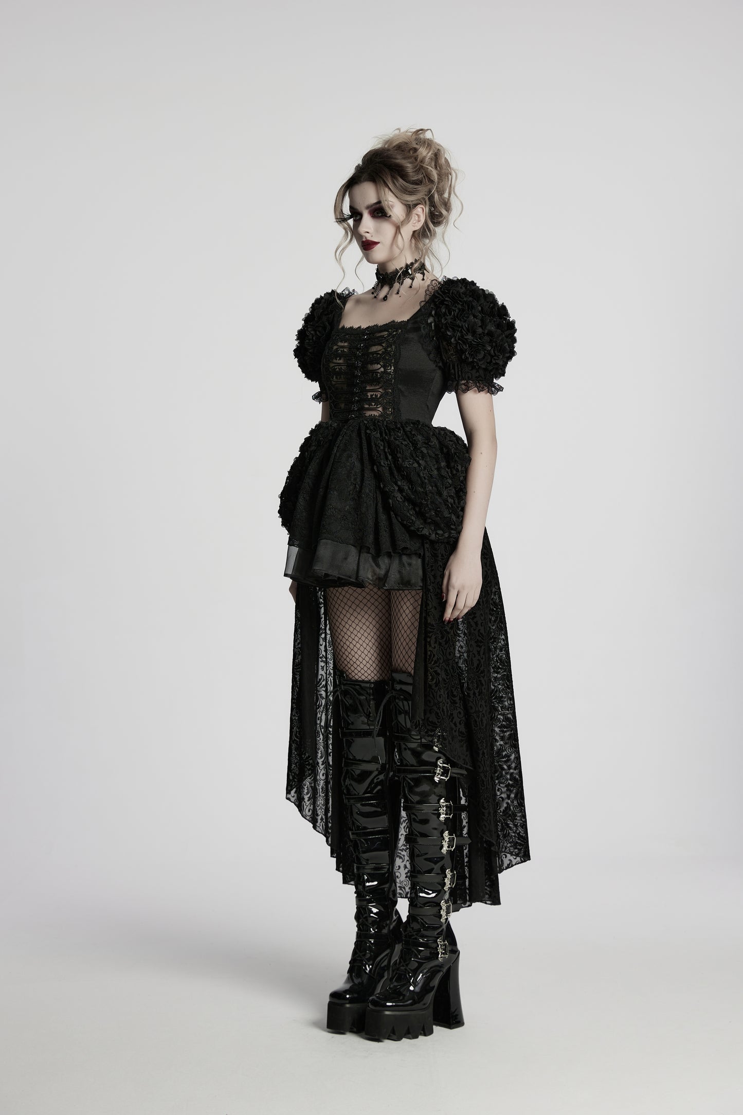 Romantisches, schwarzes Gothic-Kleid MARQUISE BELLADONNA DRESS mit kurzen Puff-Ärmeln und hohem Saum von Punk Rave