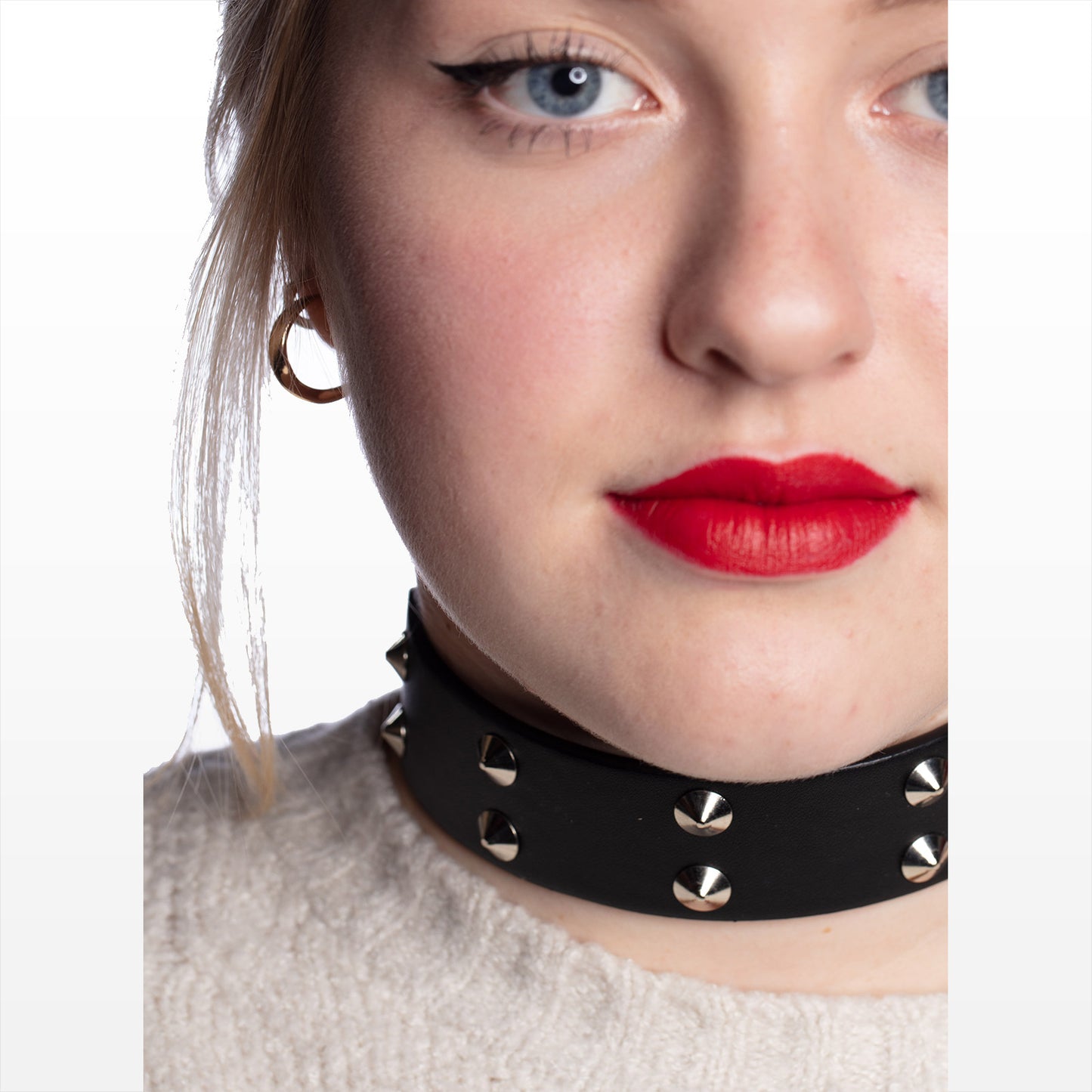 Schwarzes, breites Halsband Vegan Choker Wide Cones Flat mit silberfarbenden, zweireihigen Flachnieten